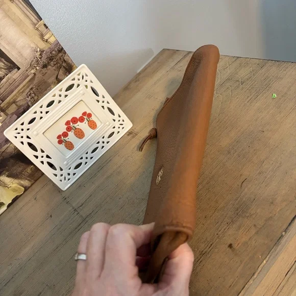 Tory Burch Tan Robinson Pebbled Leather Clutch Bag - Picture 10 of 12